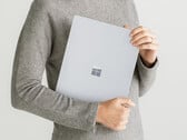 消费版 Surface Laptop 6 的性能可能会超过 "商务 "版，如图所示。(图片来源：微软）