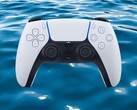 图为浸入水中的 DualSense PS5 控制器(图片来源:索尼 PlayStation,有编辑)