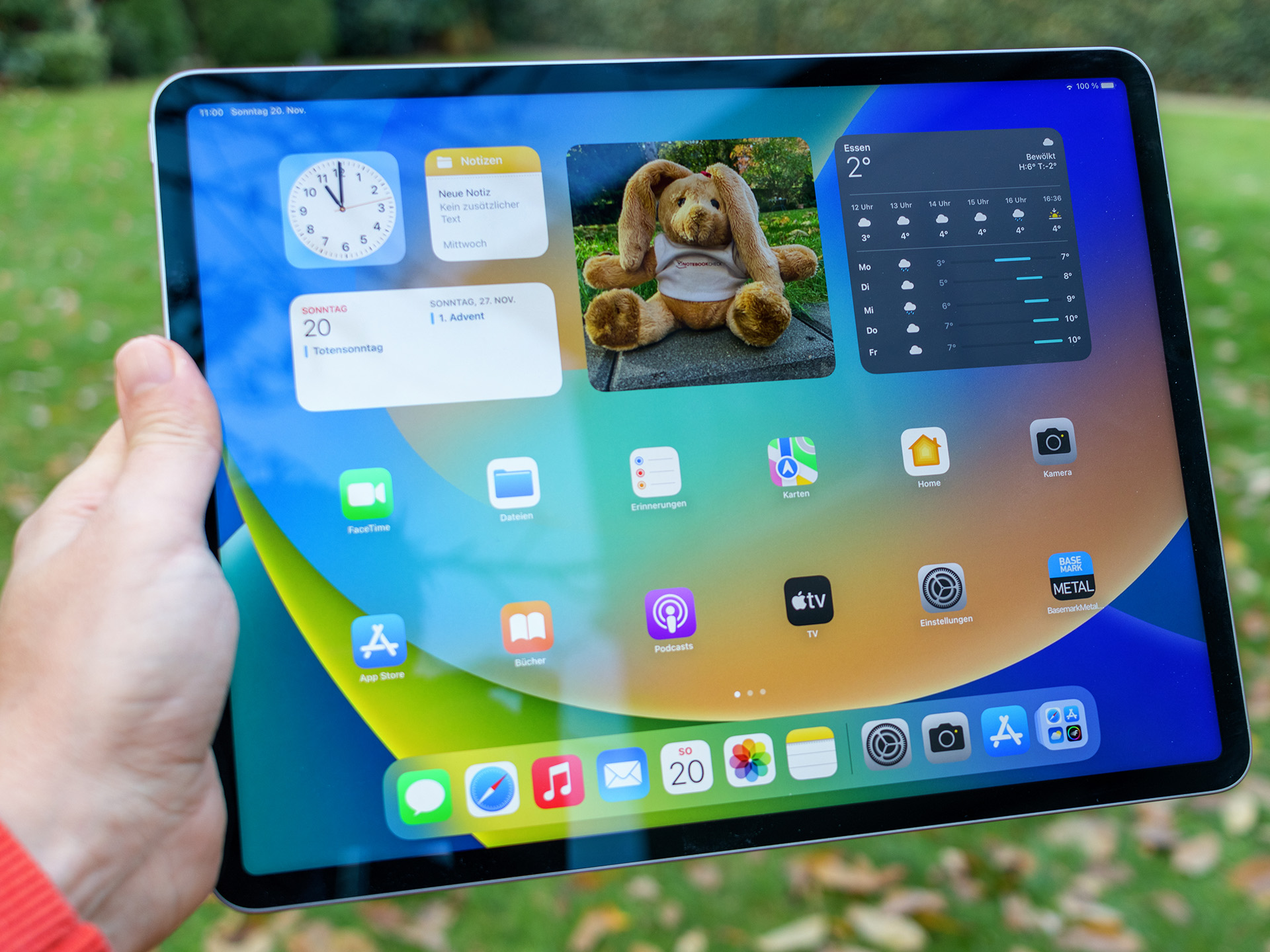 Apple iPad Pro 12.9（2022）评测。巨大的平板电脑现在使用M2 SoC运行Apple Notebookcheck