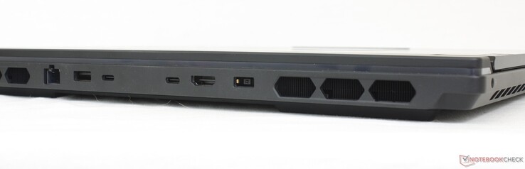 联想Legion 9 - 后部：2.5 Gbps RJ-45、USB-A 3.2 Gen.1、2x Thunderbolt 4 w/ DisplayPort 1.4 + Power Delivery 140 W、HDMI 2.1、Power-in