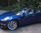 2018 款特斯拉 Model 3 性能版是一款配备 75 千瓦时电池组的出色轿车。(图片来源：Redline Reviews via YouTube）