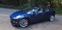 2018 款特斯拉 Model 3 性能版是一款配备 75 千瓦时电池组的出色轿车。(图片来源：Redline Reviews via YouTube）