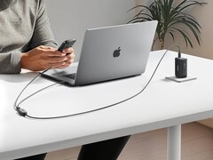 Anker 二合一 USB-C 至 USB-C 连接线（180 厘米、140 瓦、编织）已在德国亚马逊上架。(图片来源：Anker）