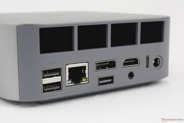 后部USB-A 3.2（10 Gbps）、USB-A 2.0（480 Mbps）、RJ-45（2.5 Gbps）、DisplayPort 1.4（4K@144）、USB-A 2.0（480 Mbps）、HDMI 2.1（4K@120）、3.5 毫米耳机、USB-C 4.0 w/ DisplayPort + Power Delivery（40 Gbps）、交流适配器