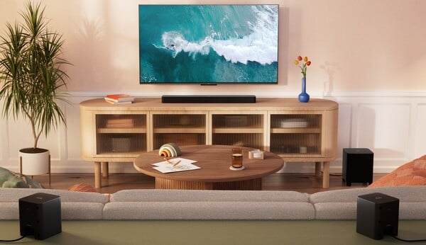 Fire TV Soundbar Plus 可单独购买，也可与外置低音炮和环绕扬声器一起购买。(图片来源：亚马逊）