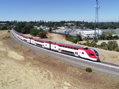 来自 Stadler 的 Caltrain Elictric 多联机组。(图片：Caltrain）