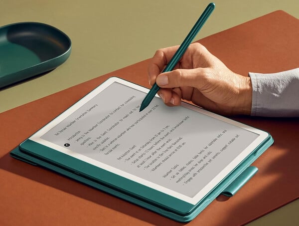 Kindle Scribe 2024 有两种颜色可供选择，包括金属玉。