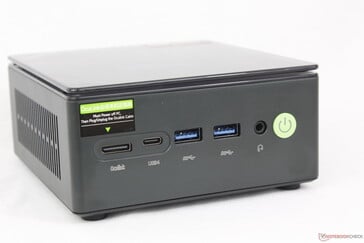 前部OcuLink (PCIe4 x4)、USB-C 4.0（带 DisplayPort + 电源传输）、2 个 USB-A 3.2（10 Gbps）、3.5 毫米耳机、电源按钮