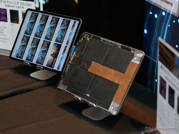 运行中的 iPad Pro 和内部已打开的机型。(照片：Andreas Sebayang/Notebookcheck.com)