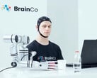 一名使用BrainCo公司脑控技术的用户,仅凭意念便机械般地抓起了一个苹果。