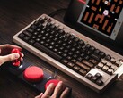 8BitDo 的 C64 版订单中包括双超级按钮和超级棒。(图片来源：8BitDo）