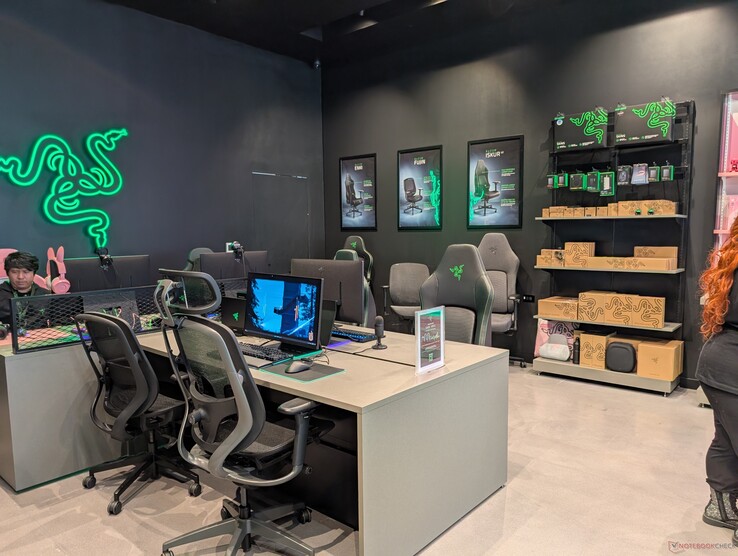 供用户玩游戏和体验 Razer 椅子的局域网区域