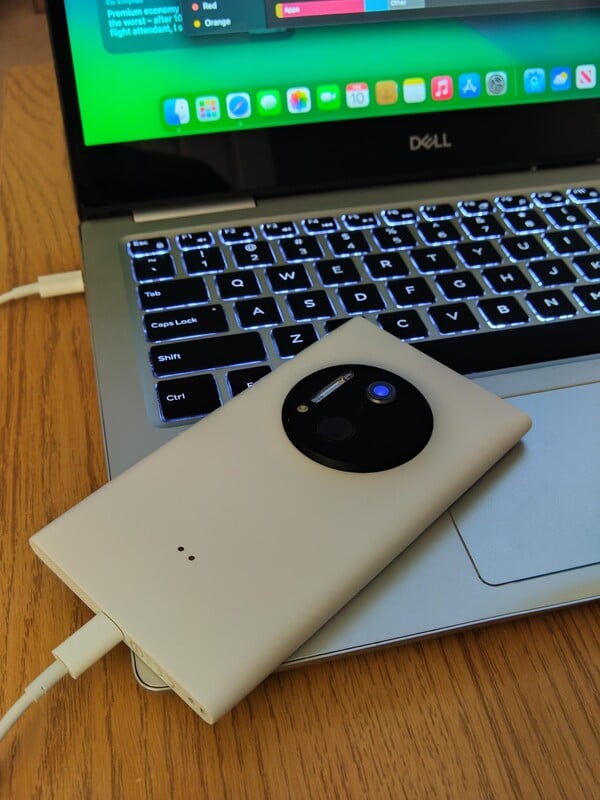 LumiPhone 有一个Lightning 端口，可替代 Lumia 1020 的 micro USB 端口。(图片来源：Reddit）