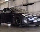 AutoTrader 最新视频中的特斯拉 Model S 原装电池和电机已行驶了 43 万英里。(来源：AutoTrader UK via YouTube）