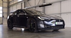 AutoTrader 最新视频中的特斯拉 Model S 原装电池和电机已行驶了 43 万英里。(来源：AutoTrader UK via YouTube）