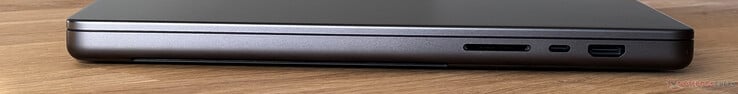 右侧SD 读卡器、带 Thunderbolt 5（120 Gbit/s、DisplayPort ALT 模式、Power Delivery）的 USB-C 4.0、HDMI 输出