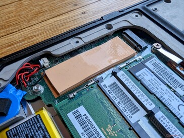 带散热垫的空闲辅助 M.2 插槽,用于扩展