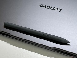 笔通过磁力吸附在外壳上。