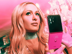 摩托罗拉发布巴黎粉 Razr Plus Paris Hilton 版折叠智能手机。(图片来源：摩托罗拉）