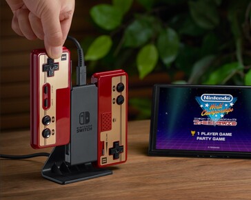 无线 Famicom 控制器使用 Switch Joy-Con 充电。(图片来源：Nintendo Japan on X）