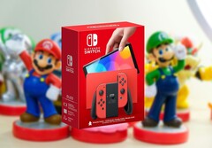 任天堂于 2021 年 10 月推出 Switch OLED。(图片来源：任天堂，Ryan Quintel on Unsplash，经编辑）