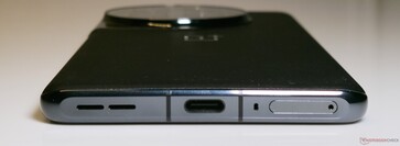 底部：扬声器格栅、USB 3.2 Gen 1 Type-C、麦克风、SIM 卡托盘
