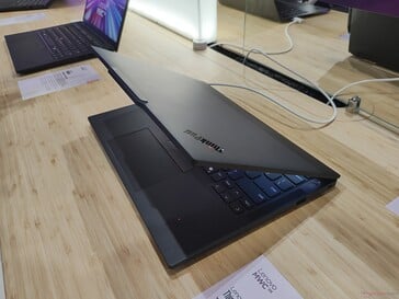 联想 ThinkPad X13 6 代：纯平屏幕盖（图片来源：Benjamin Herzig/Notebookcheck.com）