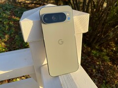 谷歌 Pixel 9 Pro 有四种颜色可供选择。我们的测试机型是榛色版本。其他可选颜色包括瓷色、玫瑰石英色和黑曜石色。