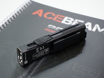 Acebeam UC25 配有 USB 端口和皮带扣（图片来源：Andreas Sebayang/Notebookcheck.com）