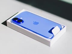 Apple iPhone 16 的显示屏在 DxOMark 最佳列表中仅排名第 40 位。(图片来源：Bram Van Oost）