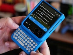 Clicks Keyboard 现可用于部分Android 手机，包括摩托罗拉的 Razr 2024 系列。(图片来源：Clicks）