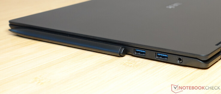 带感应充电功能的磁性手写笔座；2 x USB-A（3.2 Gen2x1）；3.5 毫米音频插孔