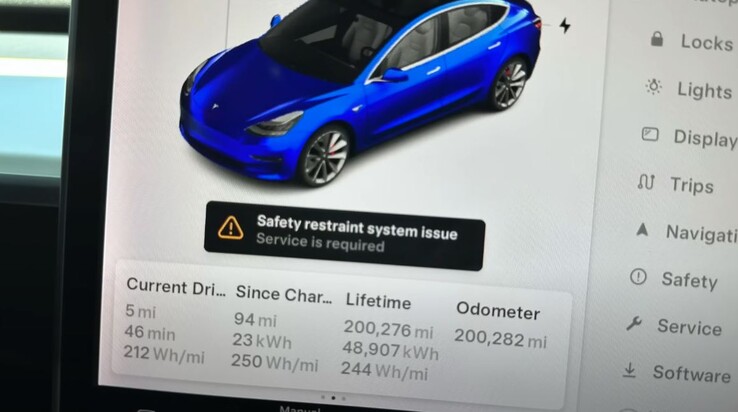 劳伦斯的 2018 款特斯拉 Model 3 Performance 已行驶超过 20 万英里，效率为 244 Wh/miles。(图片来源：Tesla Joy via YouTube）