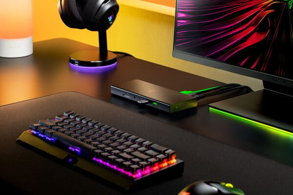 黑色的 Razer USB 4 Dock。(图片来源：Razer）