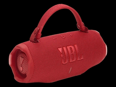 系上背带后，JBL Charge 6 摇身一变成为时尚钱包。(图片来源：JBL）