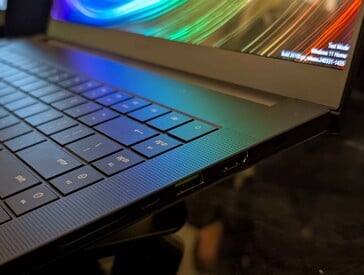 右侧的连接也没有变化：SD 读卡器、USB-C Thunderbolt 4 和 HDMI 2.1（图片来源：Razer）