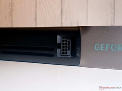 嵌入式 12V-2x6 连接器