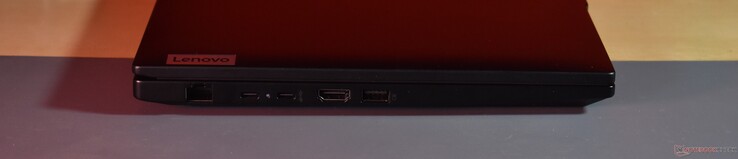 左侧RJ45 以太网、USB C 3.2 Gen 2、USB4、HDMI、USB A 3.2 Gen 1