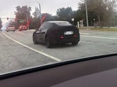 测试中的特斯拉 Model Y Juniper，后灯条已打开（图片来源：TeslaDashCam/X）