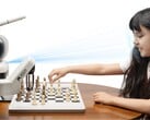 SenseRobot 推出具有 2,900 ELO 的人工智能国际象棋机器人，帮助儿童在真实棋盘上磨练战术。(图片来源：SenseRobot）