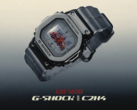 卡西欧 G-Shock GM-5600 "太空时代 "版采用了洛杉矶国际机场主题大楼的红色图案。(图片来源：C2H4）