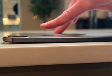 首次弯曲测试后的 11 英寸 iPad Pro 2024。