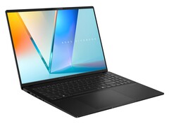 华硕 Vivobook S 16（S5606CA）重量相对较轻，仅有 1.5 千克（3.31 磅）（图片来源：华硕）