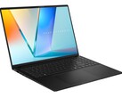 华硕 Vivobook S 16（S5606CA）重量相对较轻，仅有 1.5 千克（3.31 磅）（图片来源：华硕）