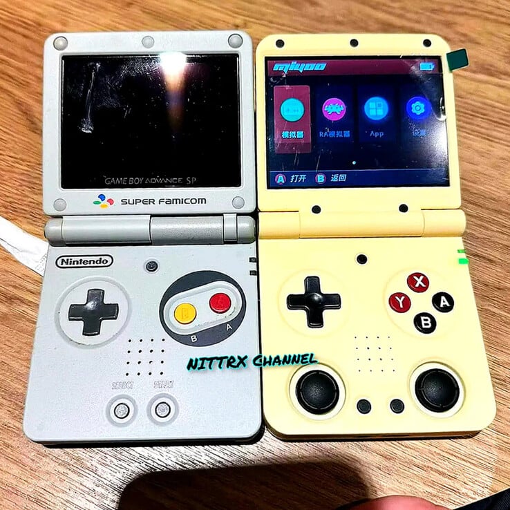 Miyoo Mini Flip 和 Game Boy Advance SP（从右至左）。(图片来源：NITTRX）