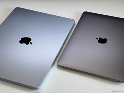 天蓝色 MacBook Air 15 M4（左）与太空灰 MacBook Air 13 M1（右）