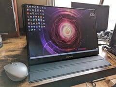 Hongo 16.1 外置显示器提供全 sRGB、2560 x 1600 分辨率、120 Hz 刷新率、FreeSync 和快速响应时间，售价仅 160 美元