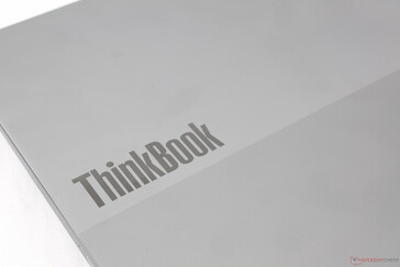 与其他 ThinkBook 机型相同的双色灰色外盖