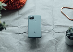 Pixel 5a 是谷歌最后一款接受定期软件更新的非传感器智能手机，图为 Pixel 5。(图片来源：Jonas Elia）