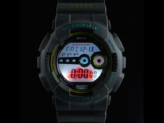 卡西欧 G-Shock x 铃木 GD-100 合作款手表采用了带有吉姆尼犀牛标志的定制背光。(图片来源：Autorimessa）